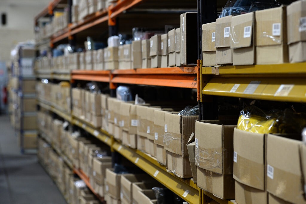 Cartons déposés sur des étagères