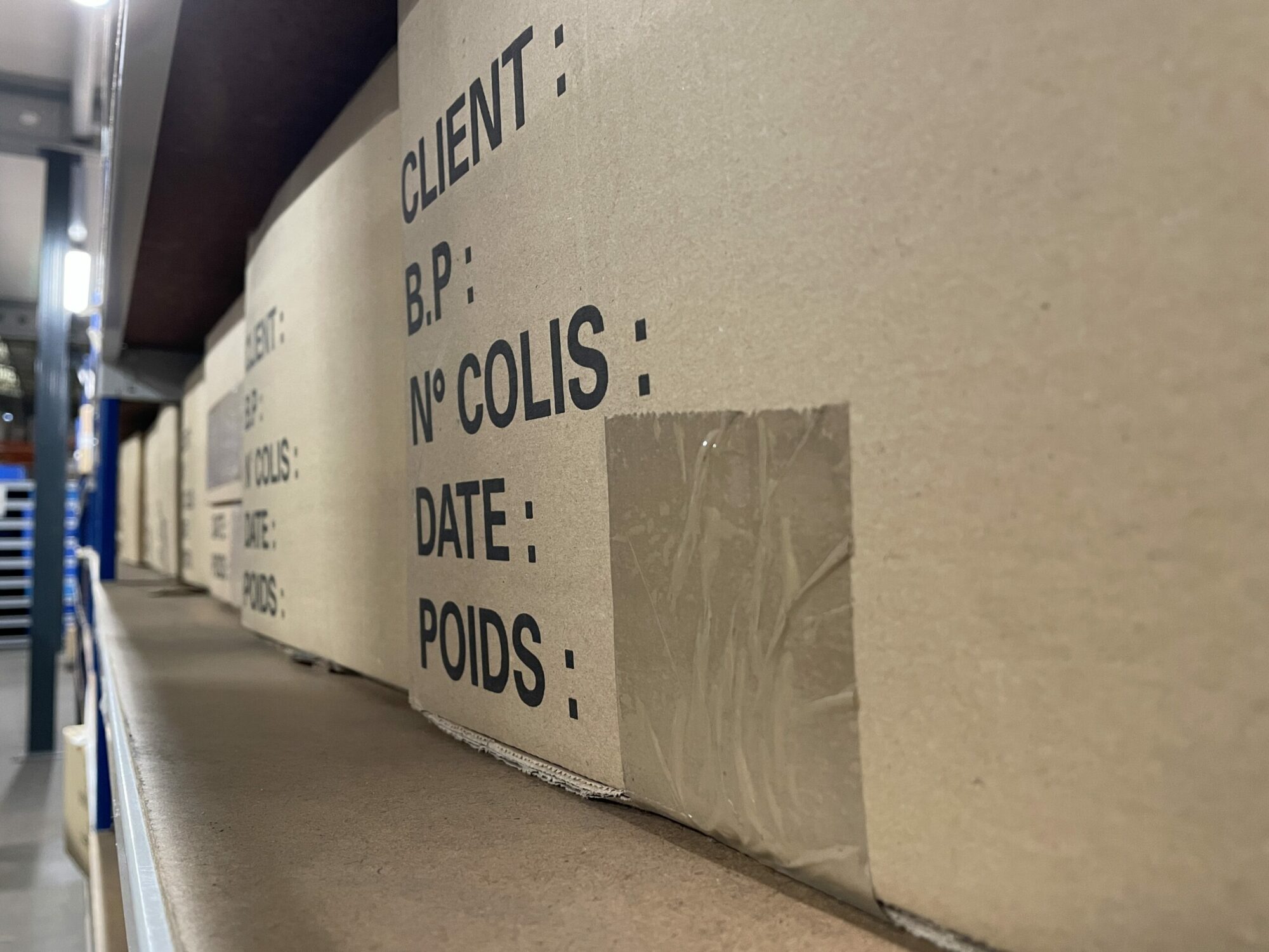 Etagères sur lesquelles sont déposés des cartons