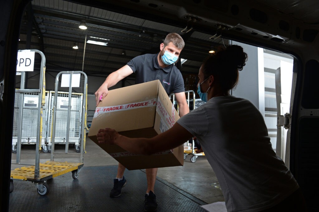 Un opérateur réceptionnant un colis