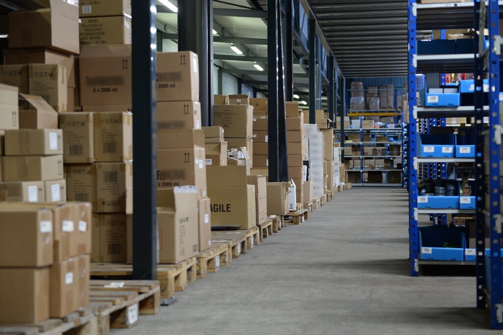 Entrepôt de Logisseo avec cartons, étagères et bacs