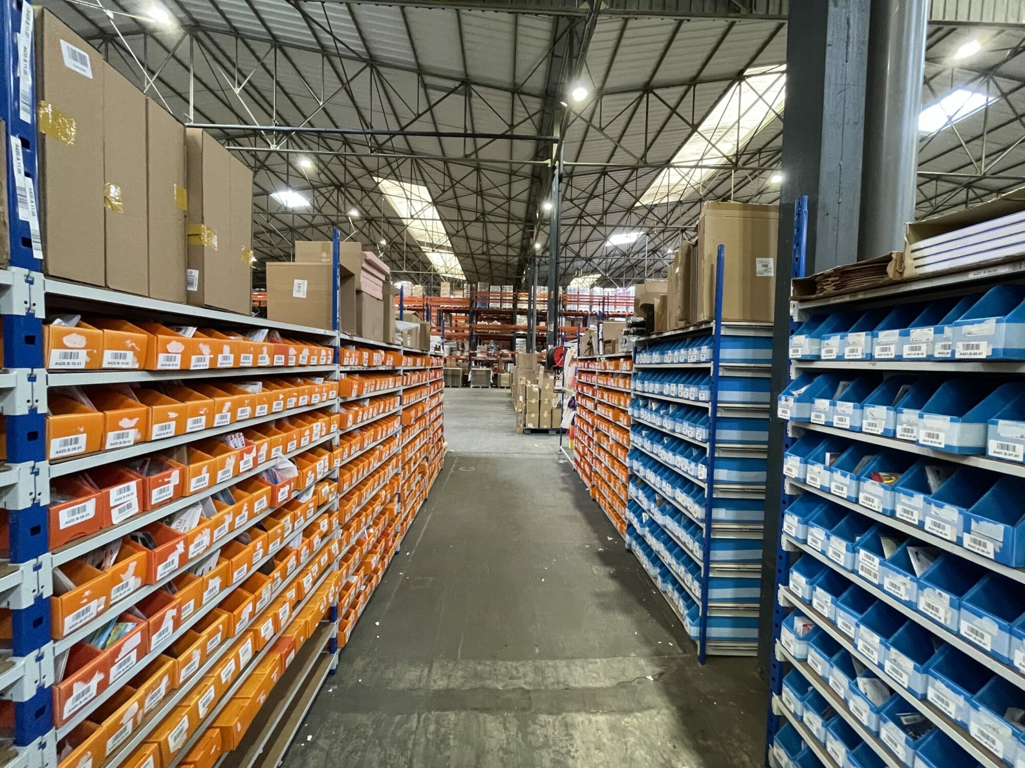 Bacs et cartons, placés sur des étagères