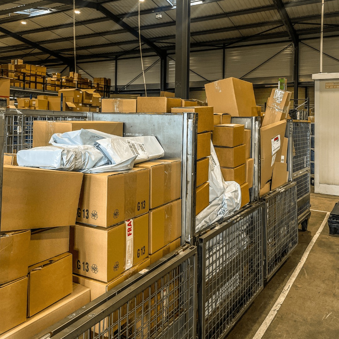 Paquet et cartons prêts à être expediés