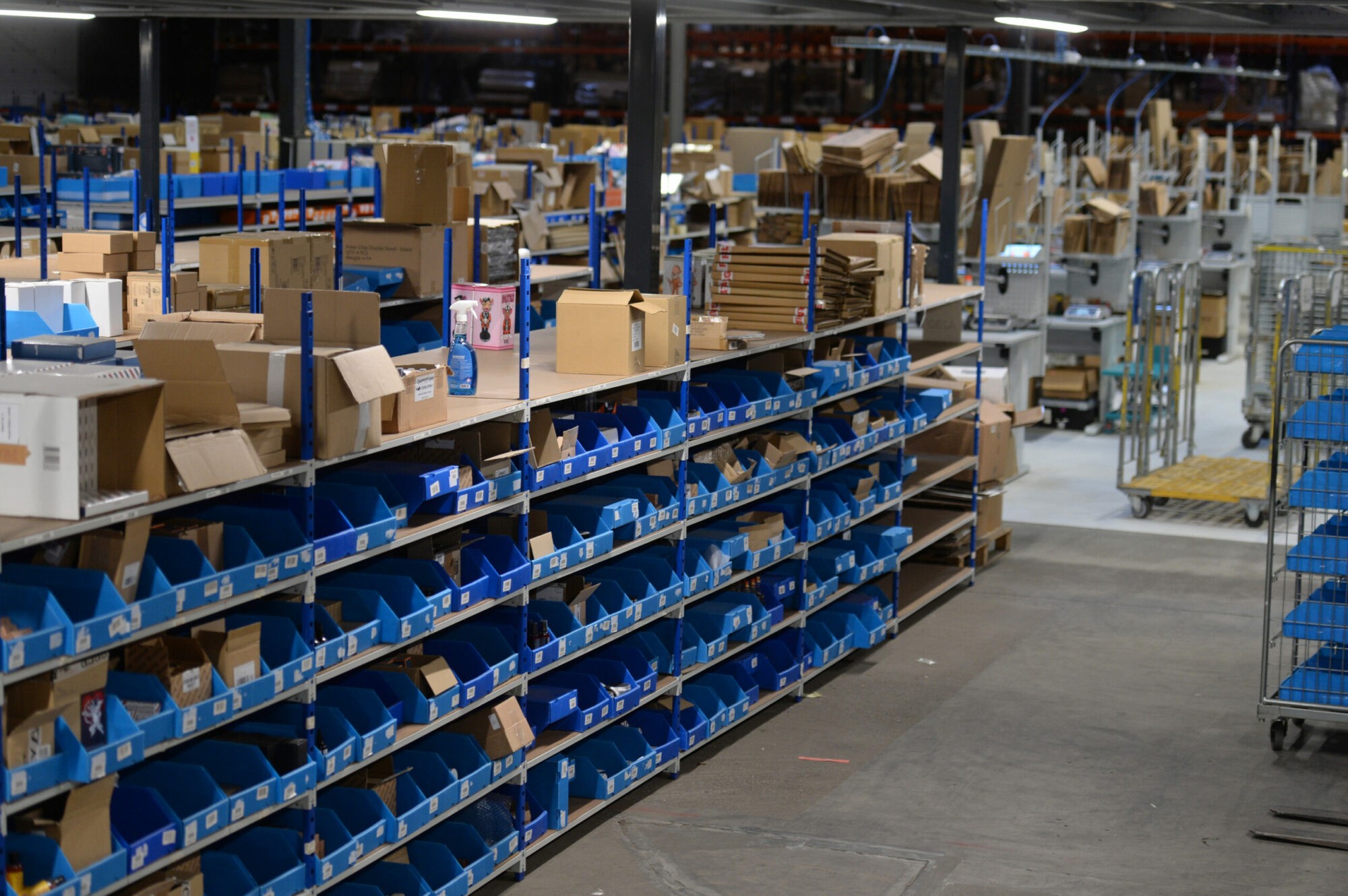Colis stockés sur des étagères dans la zone de préparation