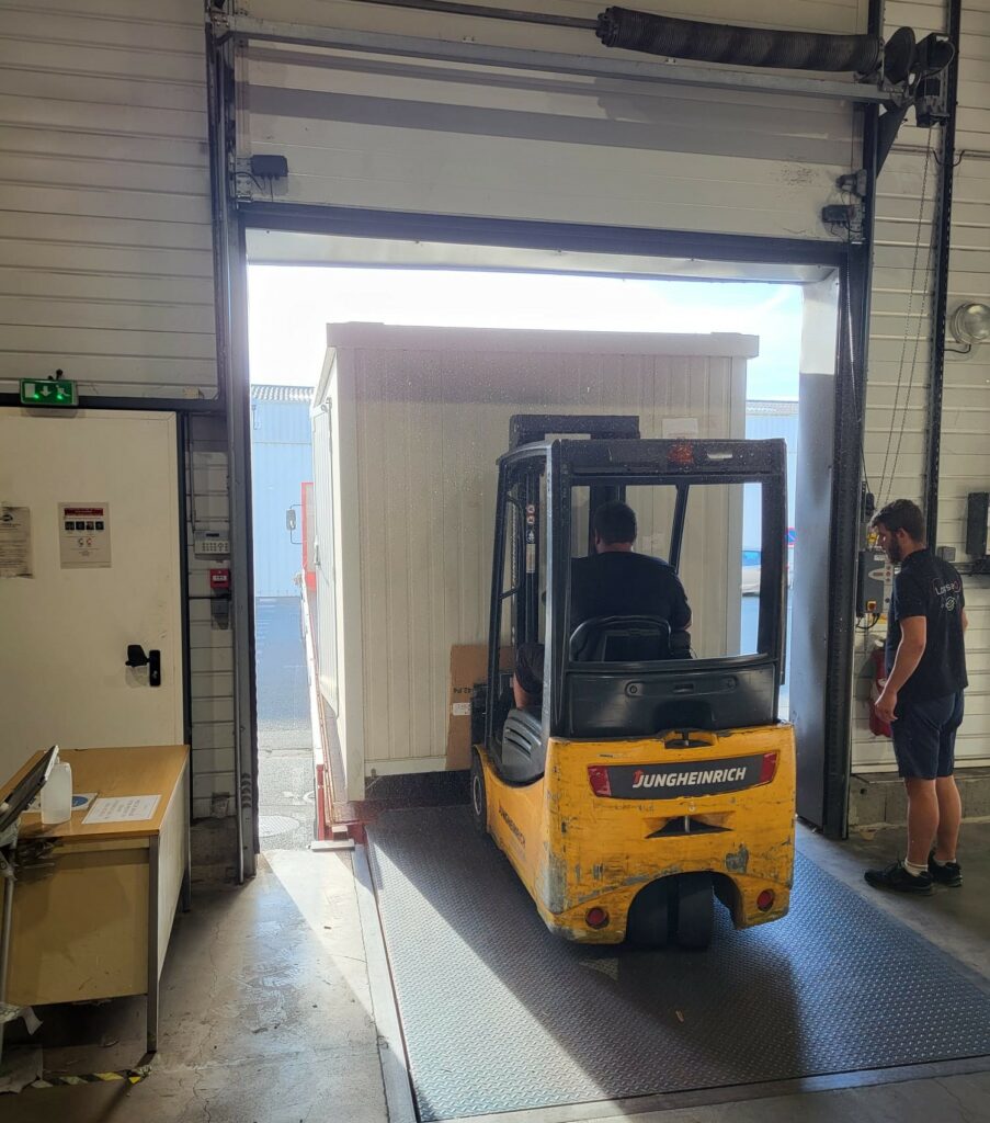 Un opérateur utilise un engin de manutention