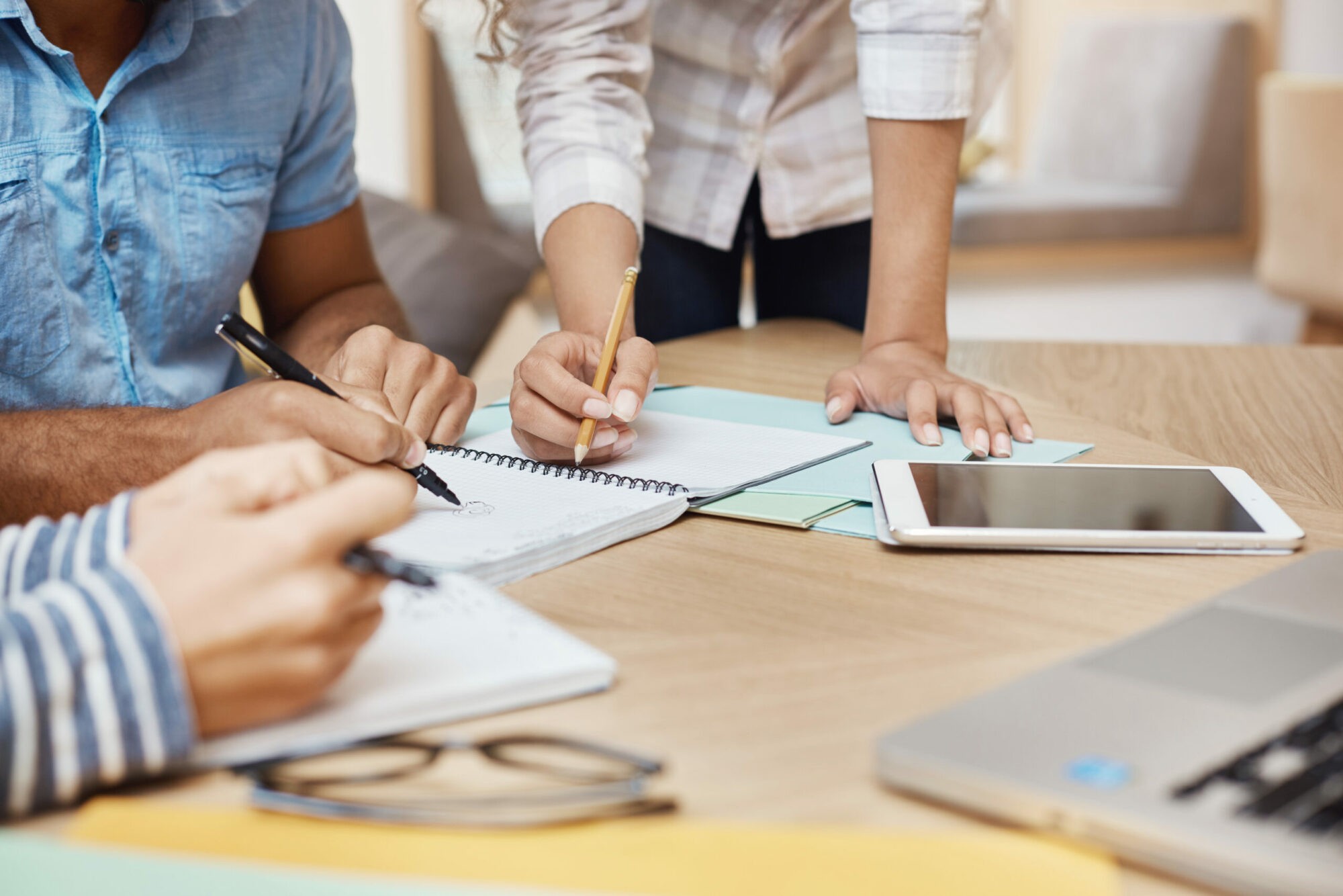 Des mains d'individus en train de travailler